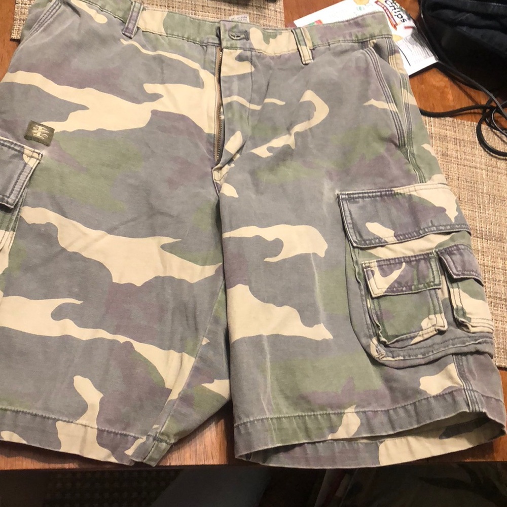 men’s Izod camp shorts